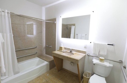 Cuero Hotel | Onsite Pool, Central Location Near Cuero Regional Hospital l 4 Rooms w/Parking