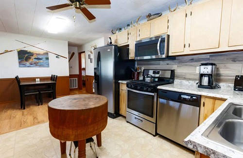 Houston House | Open View Lakehouse- Lake front house with fishing dock (NO SWIMMING)