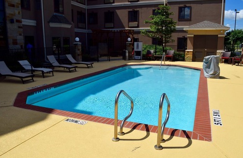 The Fountains Apartment | Outdoor Pool + 24 Hour Fitness Center + Free Breakfast