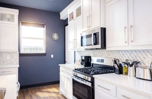 West Dallas House | Overnight Gallery The Art House Near Downtown Dallas Maduro Collection