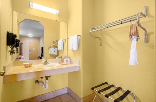 Valley View Hotel | OYO Hotel Valley View TX, I-35