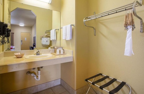 Valley View Hotel | OYO Hotel Valley View TX, I-35
