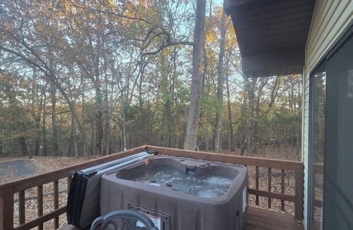 Mountain Home Cottage | Ozark Mountain Woodland Lake Deluxe Cottage
