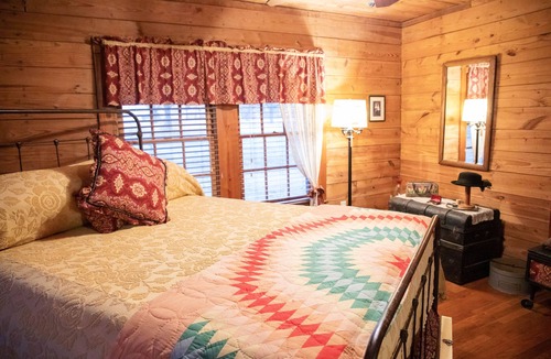 Jacksboro Cabin | P.T. Cabin provides a private pond & stars included! 5 mins to Jacksboro, Tx.