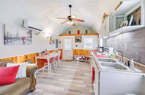 Paris Cabin | Paris Vacation Rental ~ 22 Mi to Mount Magazine!