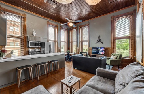 Downtown Apartment | Parker101:Downtown Bryan on Main St, King Bed