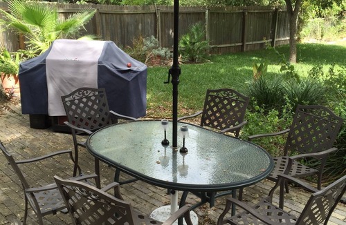 Vance Jackson House | PARKLIKE YARD w/DEER ON 1ACRE 3000SQFT, SUNROOM, INDOOR HOT TUB, WiFi & INTERNET