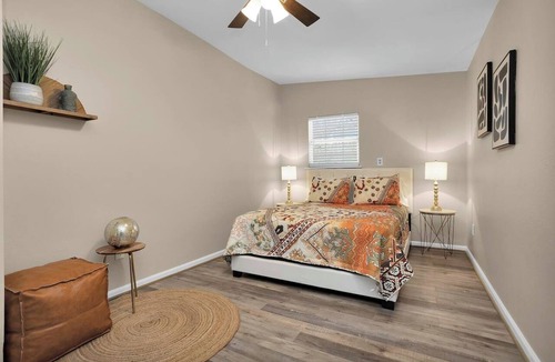 Conroe House | Parkway Apartment 3BR · 3-Br Guesthouse on 6 Peaceful Acres
