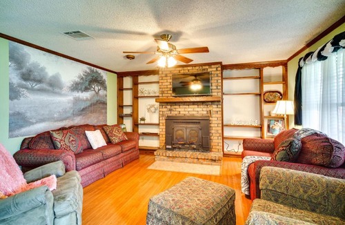 Lake Charles House | Patio & Grill! Charming 'Lake Charles Landing Pad'