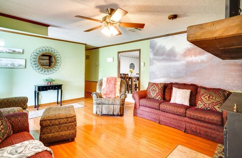Lake Charles House | Patio & Grill! Charming 'Lake Charles Landing Pad'