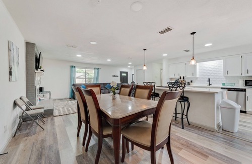 Weatherford House | Peaceful 4 Bedroom - Sleeps 12 - Hospital District