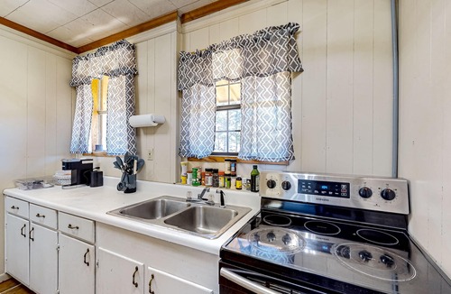 Magnolia Other | Peaceful retreat with ponds, canoe, paddle board, pool table, firepit, & grill