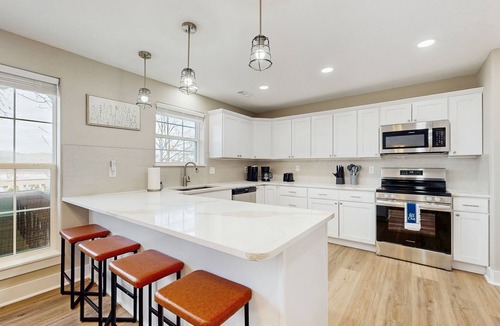 Lost Bridge Village House | Peaceful Top-Floor Retreat with Lake Views, Spacious Deck, AC, and Washer/Dryer