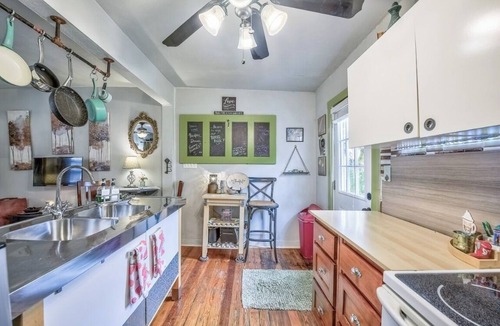 Waxahachie Cottage | Peaceful Waxahachie Guesthouse with Private Patio and Dedicated Parking