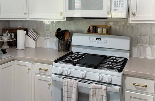 Rosenberg House | Pecan Cottage - Cozy 3BR in Rosenberg spacious yard with back porch. Sleeps 6