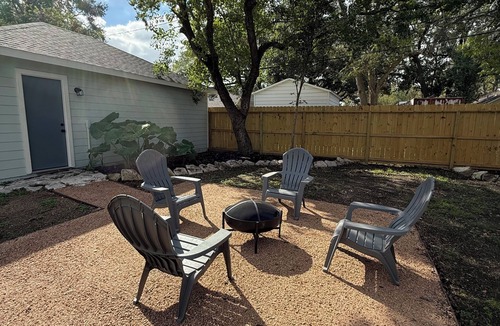 Rosenberg House | Pecan Cottage - Cozy 3BR in Rosenberg spacious yard with back porch. Sleeps 6