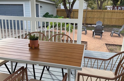Rosenberg House | Pecan Cottage - Cozy 3BR in Rosenberg spacious yard with back porch. Sleeps 6