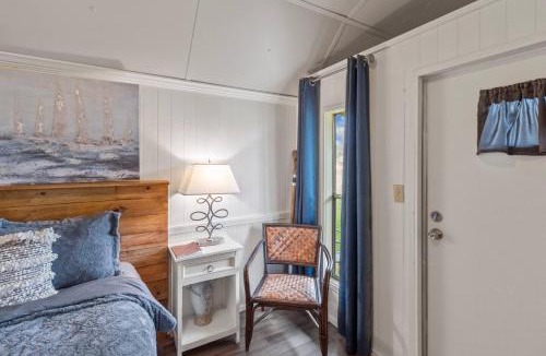 Oil City House | Pelican's Nest, Caddo Lake Cabins, with Kayaks