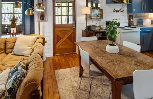 Oil City Apartment | Pelican's Nest with kayaks, Caddo Lake Cabins