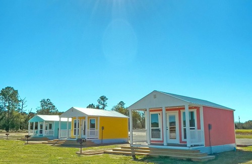 Quitman Cabin | Perfect fishing, art & food location - Blue Surf Cabin #6 Quitman, Tx