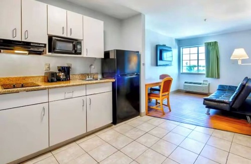 Sulphur Apartment | Perfect for Big Groups: 4 Rooms w/2 Full Beds and Kitchenette + Outdoor Pool