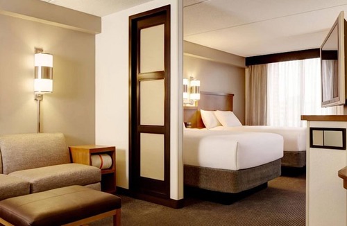 St. Johns Hotel | Perfect for Families! 3 Comfy Units, Outdoor Pool, Close to University of Texas!