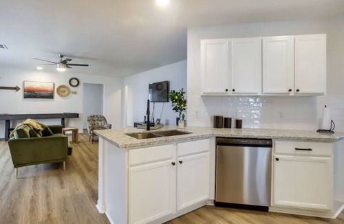 Rosenberg House | Perfect for Nurses or Vacation. 1.3 miles from the new Fort Bend Epicenter!!