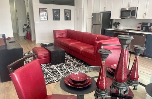 Deep Ellum Apartment | Perfect Location! Skyline View! Gym/Free Parking/Newly Renovated Pool