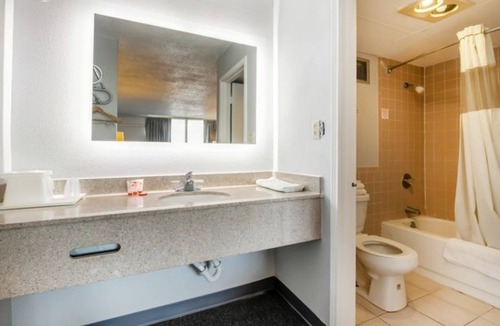 Jennings Hotel | Pet-Friendly Stay Near I-10 w/King Bed at Accessible Location
