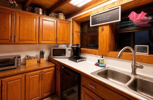 Greenville House | Pet-Friendly 2BR + Loft Hot Tub Near Lake Tawakoni