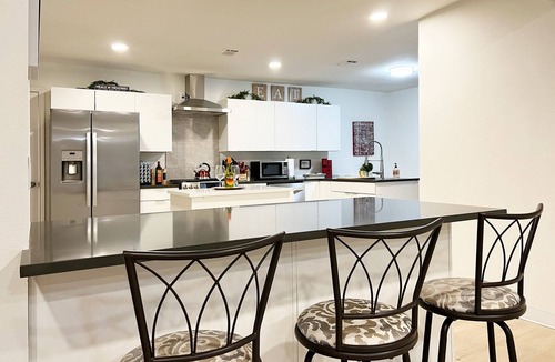 Park Central House | Pet Friendly 5-bedroom + Hot Tub