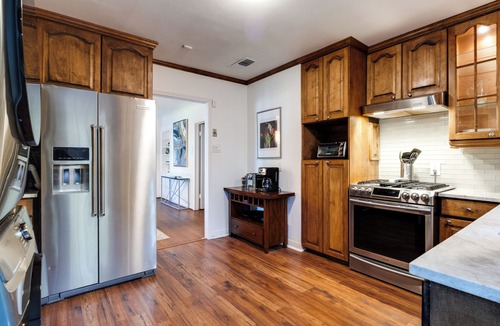 Dallas House | Pet friendly, centrally located urban retreat