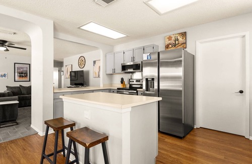 Heritage House | Pet-Friendly Family Home Near SeaWorld | Spacious Yard | Sleeps 6 | Minutes to Lackland AFB