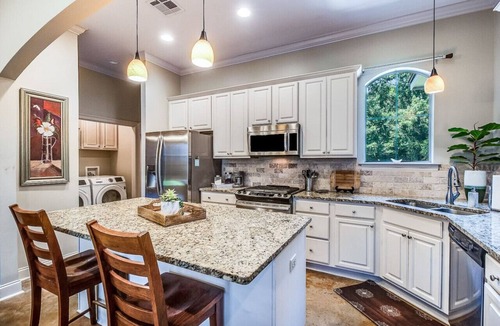 Lafayette House | Pet friendly,king bed,jacuzzi tub,separate shower