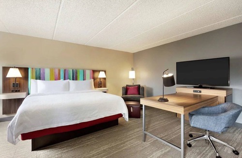 US 290 Hotel | Pet-Friendly King Room Stay w/Free Parking | 5 Mi. to Memorial City Mall