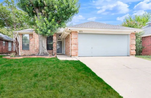 John T White House | Pet Friendly Modern Home near DTFW, Arlington, HEB, and Dallas