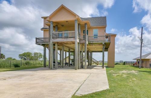 Lakeview  Jefferson County House | Pet-Friendly Port Arthur Retreat w/Fishing Pier!