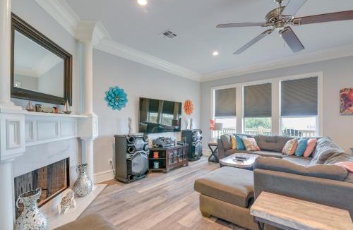 Lakeview  Jefferson County House | Pet-Friendly Port Arthur Retreat w/Fishing Pier!