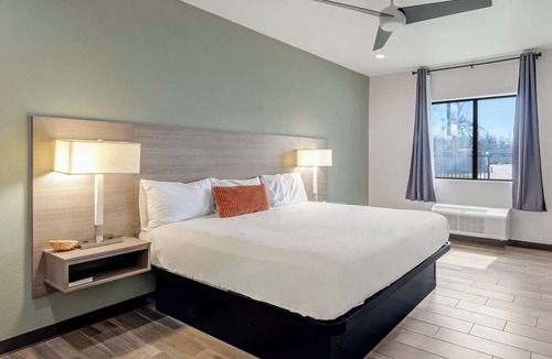 Eastside Promise Neighborhood Hotel | Pet-Friendly Room Near The Alamo w/Free Breakfast Included - DT Location