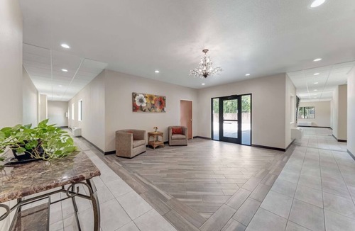 Eastside Promise Neighborhood Hotel | Pet-Friendly Room w/Continental Breakfast – Stay Near I-10 & I-35
