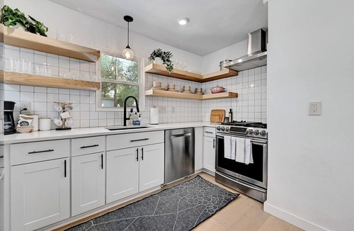 Dawson House | Pet Friendly SOCO Home with Cowboy Pool - Webster!