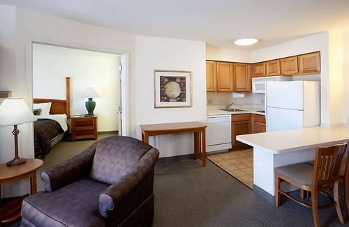 Vance Jackson Hotel | Pet-friendly Stay | 2 Spacious 2BR Suite | Outdoor Pool | Free Breakfast