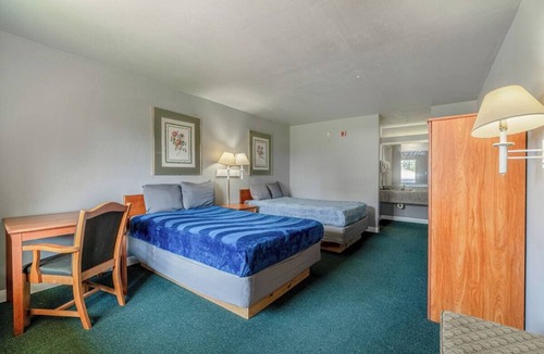 Livingston Hotel | Pet-Friendly Stay Near Lake Livingston Adventures w/2 Full Beds