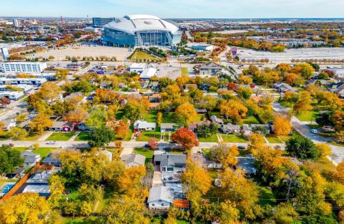 Central Arlington House | Pickleball Court - Walk to AT&T Stadium, Globe Life, Six Flags, Texas Live! & more
