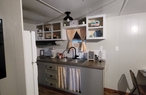 Negreet Cabin | Pine Haven Ministry Cozy 1-bedroom cabin Toledobend 5 minutes to Big Bass Marina