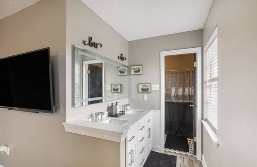 Terrytown House | Plaquemine LNG & Belle Chasse Contractors Welcome. Cleaning Included