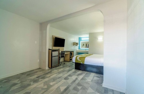 Pleasanton Hotel | Pleasanton Stay | 1 Unit | Near Oaklawn Rd