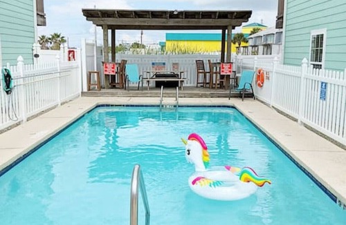 Port Aransas Villa | Pool · FREE Golf Cart · 5 Min Walk to Port Aransas Beach · Large Balcony · Gas & Charcoal Grill