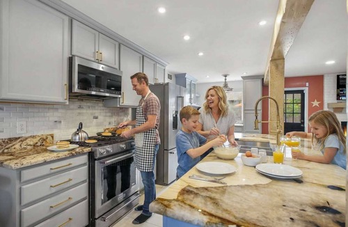 San Antonio House | Pool, Games, Pickleball & Putt Putt Fun!