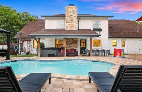 San Antonio House | Pool Games Pickleball & Putt Putt Fun